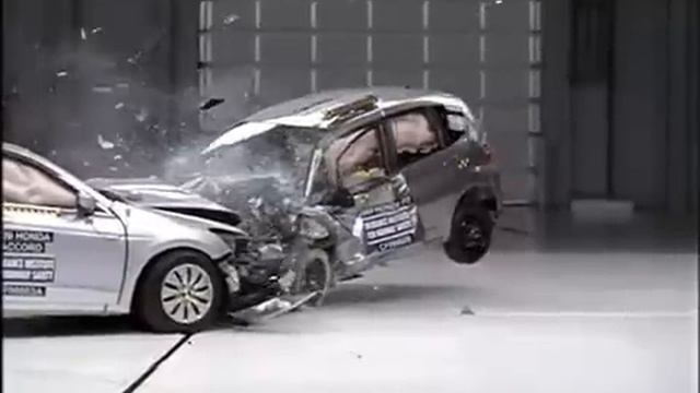 IIHS Crash Test Of Honda Accord Versus Honda Fit смотреть онлайн
