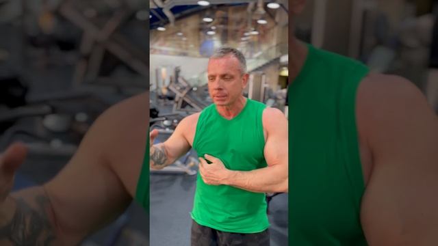 Разъясняю технику жима в хамере под углом, параллельным хватом #фитнес #тренировки #тренажёрныйзал смотреть онлайн