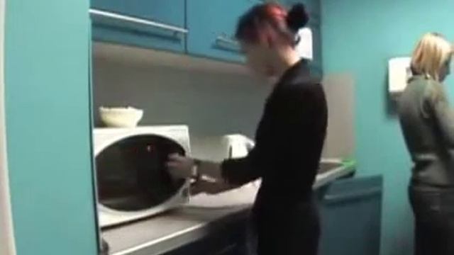 Классный розыгрыш говорящая микроволновка.flv смотреть онлайн