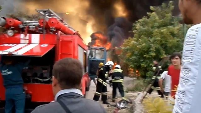 3.Пожар со стороны баскетбольной площадки. Горит крыша пятиэтажки смотреть онлайн