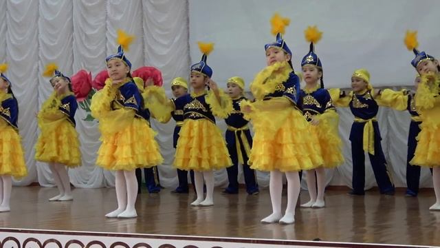 Дети танцуют красивый Казахский танец/ Танцы для детей смотреть онлайн