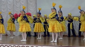 Дети танцуют красивый Казахский танец/ Танцы для детей