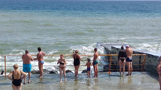 МОРЕ в Алуште. Отдыхающие ждут волны. Бархатный сезон в Крыму смотреть онлайн
