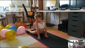 ГИМНАСТИКА//ЧЕЛЛЕНДЖ//ЛОПАЕМ ШАРЫ //