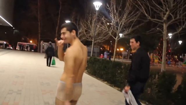 Парень на спор разделся до трусов в центре Новоросисйска смотреть онлайн