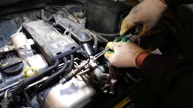 Фольцваген кадди 1.2TSI снимаем высоковольтные провода свечей зажигания смотреть онлайн