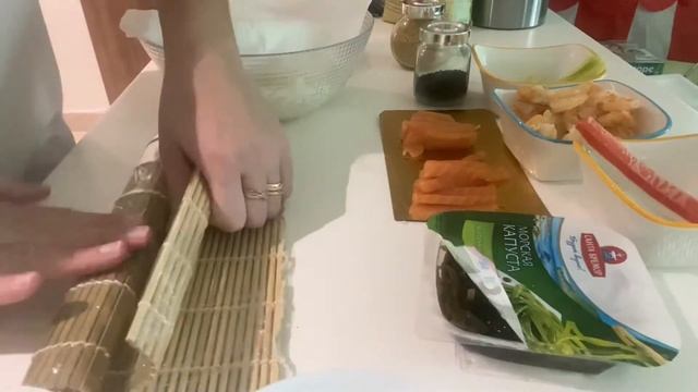Вкусные роллы и суши дома. Рецепт домашних ролл. Рецепт ролл и суши ? смотреть онлайн