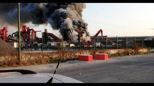 пожар на заводе по переработку металла Montereau вспыхнул пожар, испустив внушительный поток дыма. смотреть онлайн