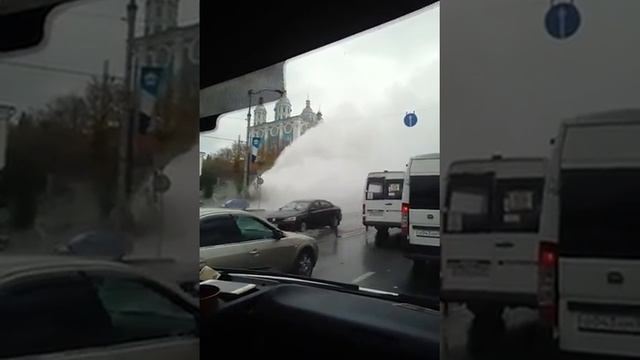 В Смоленске залило кипятком улицу у Успенского собора смотреть онлайн