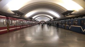 Ема-502 и Юбилейный на станции «Площадь Мужества»