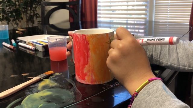 Kids Painting on Mugs. Дети расписывают кружки. смотреть онлайн