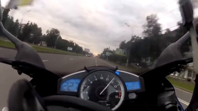 Чувак на Yamaha R1 валит по Москве смотреть онлайн