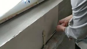 Как шпаклюю за радиатором и трубами центрального отопления – снято на видео