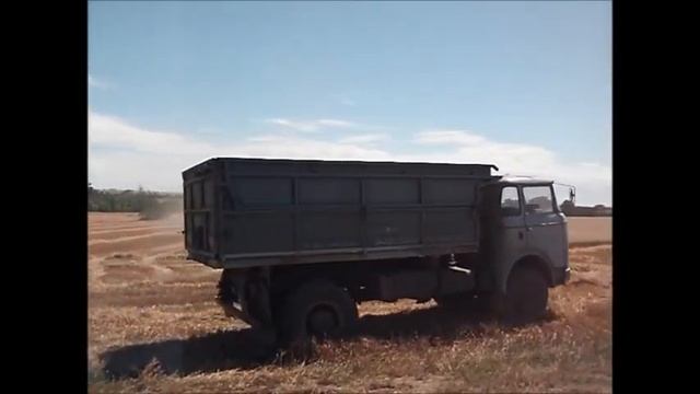 Wheat Harvest 2012 - 2x Claas Lexion,3x Škoda Liaz 706,Tatra 148 (Day 1 & 2) [film 1]