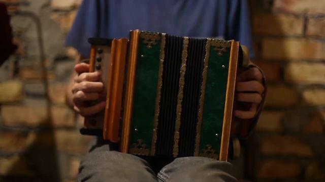 Старая солдатская песня - Булат Окуджава. На Саратовской гармошке. смотреть онлайн