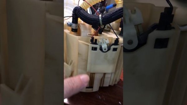 Замена топливного фильтра насоса Opel Astra H 2008 год