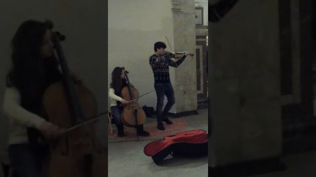 Скрипка и виолончель в московском метро смотреть онлайн