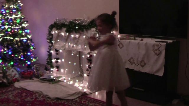 Новогодний танец внучки Василисы под музыку деда Сережи смотреть онлайн