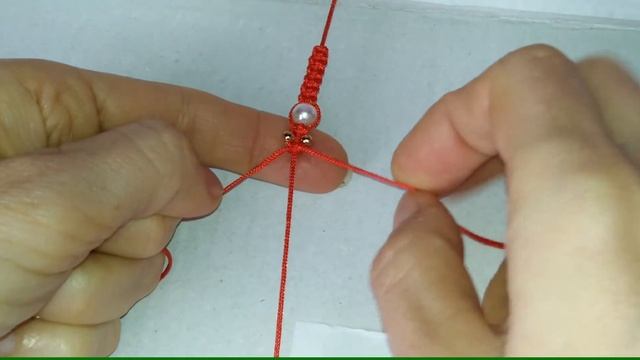 Делаем вместе нарядный и красивый браслет / Как сделать браслет дружбы / Браслет макраме с бусинами смотреть онлайн
