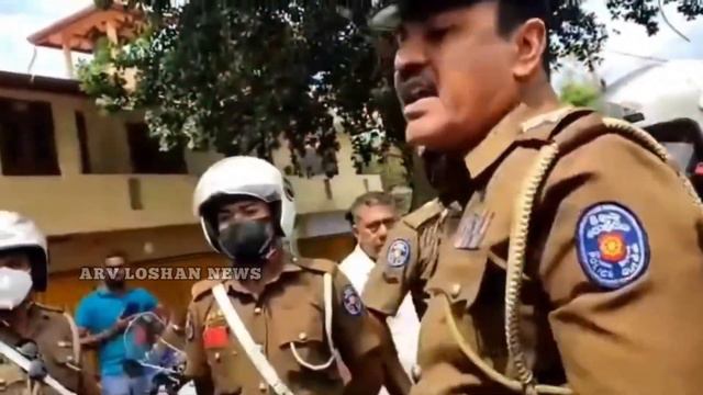 Senior Sri Lankan Police officials harassing female protesters & female Police officers on duty смотреть онлайн