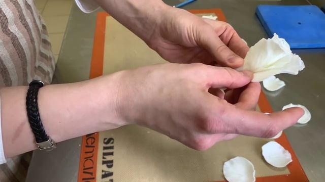 КАК СЛЕПИТЬ РОЗУ ИЗ МАСТИКИ БЫСТРО И БЕЗ ПРОВОЛОКИ смотреть онлайн