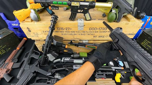 Many Toy Guns in the Case - Bullet Box SWAT Vest and Helmet смотреть онлайн