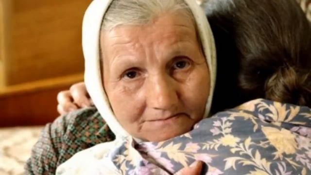 В конце зала ожидания пригрелась старушка. Сухонькая. Сгорбленная. Рядом лежит узелок.... смотреть онлайн