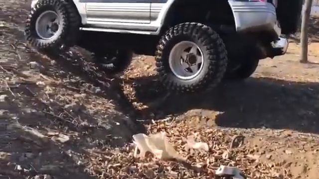 Кажется, это самое обидное видео Смотрите до конца, как этот Паджеро преодолевает сложный участок! смотреть онлайн