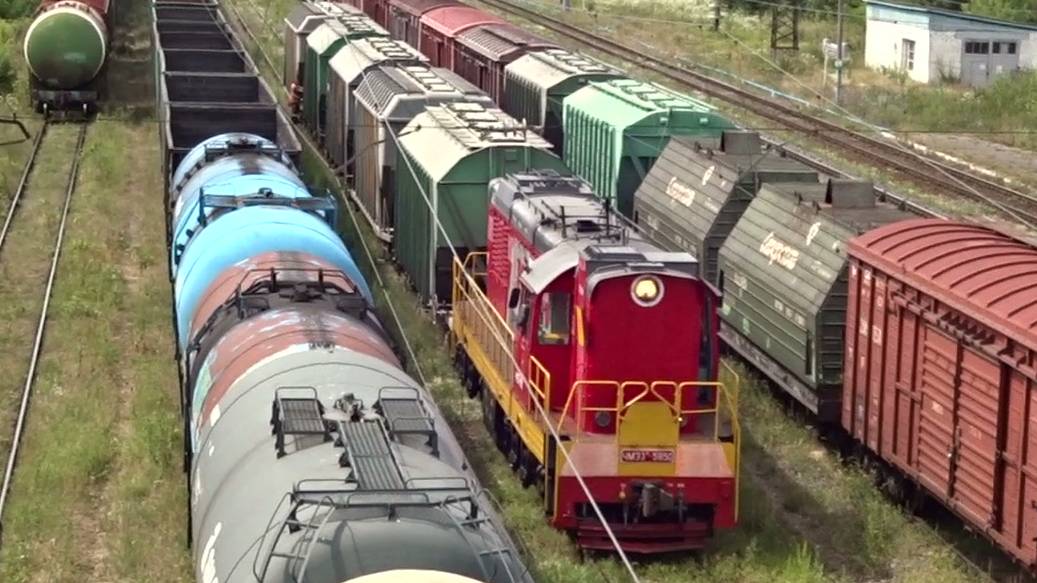 Тепловоз ЧМЭ3т-5850 с вагонами - хопперами маневрирует на ст. Кудьма смотреть онлайн