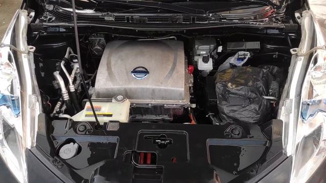 Nissan Leaf Мойка Электромобиля Под Капотом Безопасно смотреть онлайн