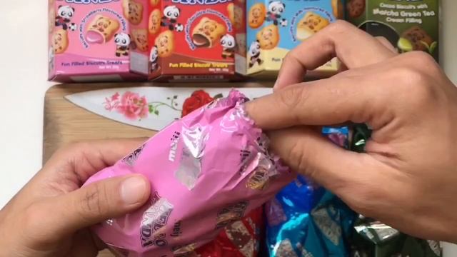 Unwrapping Hello Panda Strawberry, Chocolate, Milk and Matcha flavours смотреть онлайн