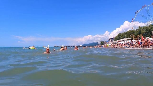 Замеряем воду 27.07.2022. на пляже Калипсо.?ЛАЗАРЕВСКОЕ СЕГОДНЯ?СОЧИ. смотреть онлайн