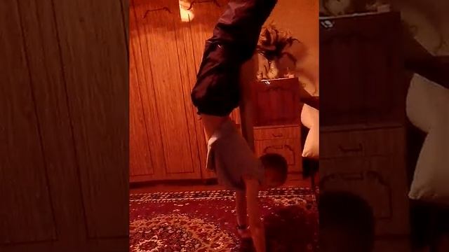 Как стоять на руках у стены смотреть онлайн