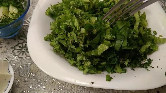 Витаминный салат с плавленым сыром и мариноваными огурцами и помидорами смотреть онлайн