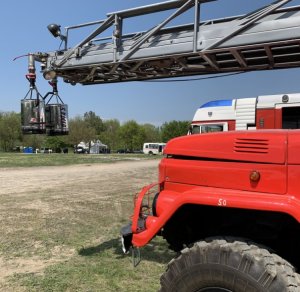 Пожарные с сиреной едут на тушение пожара