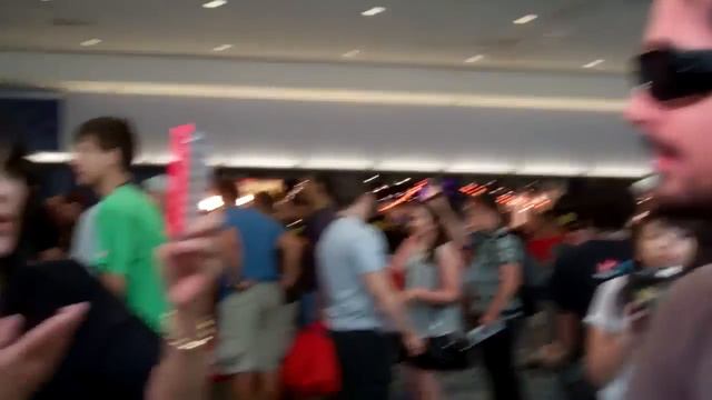 Joe Penna Mystery Guitar Man tells his story to CBS news at Vidcon 2012 смотреть онлайн