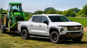 ОБЗОР: Chevrolet Silverado EV WT 2024 это переоценённый, но способный на многое рабочий пикап