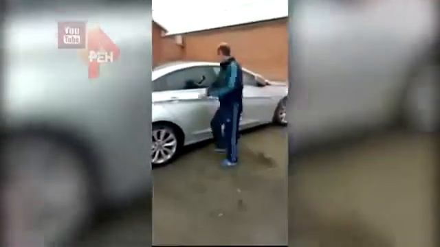 Муж разбил ломом машину, в которой застал свою жену за изменой смотреть онлайн