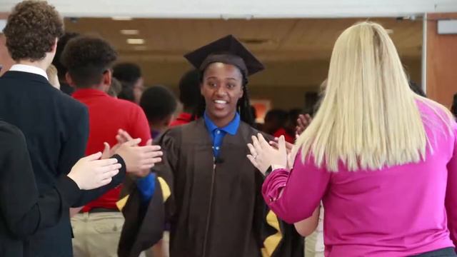 Milton Hershey Seniors '18 walk the halls of their Middle School смотреть онлайн