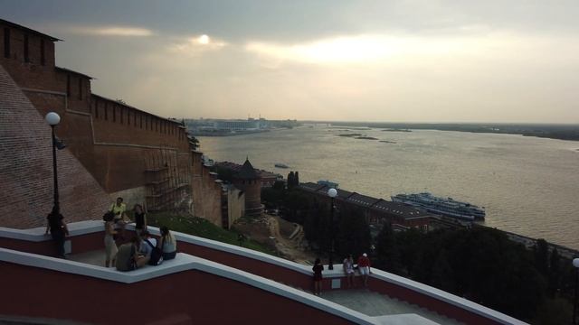 Нижний Новгород. Открыли Чкаловскую лестницу после ремонта. Красивый вид на стрелку Оки и Волги. смотреть онлайн