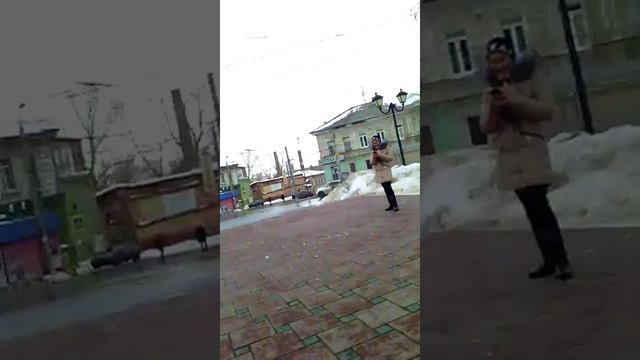 Зимой играем в летающую тарелку смотреть онлайн