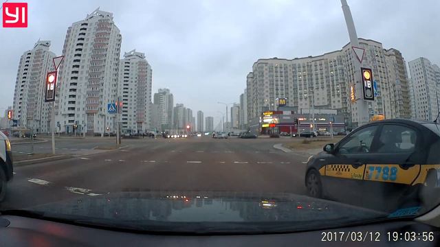Дурной пример заразителен. За 3 минуты два микроавтобуса проезжают на красный. смотреть онлайн