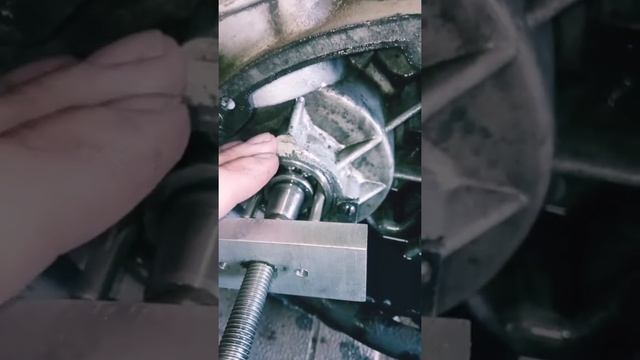 Выпрессовка подшипника коленвала для замены сальника без разборки двигателя! смотреть онлайн