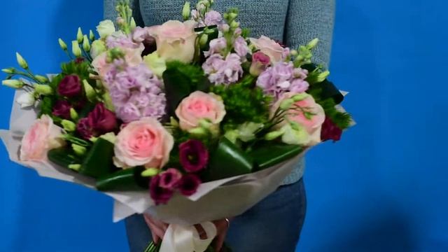 Нежный букет с розами и маттиолой смотреть онлайн