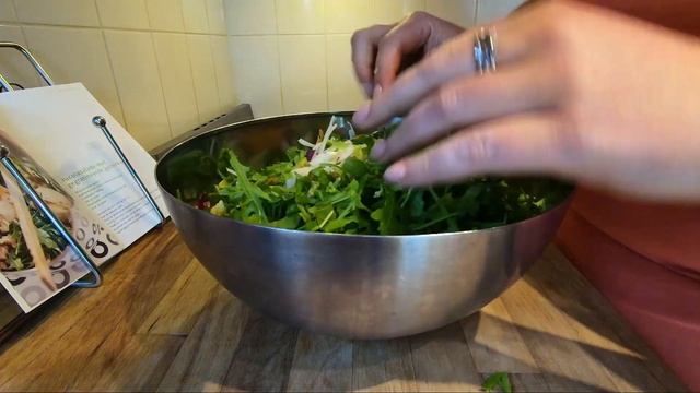 Дневник питания ? Меню на день | Что я ем и худею | Салат с козьим сыром? смотреть онлайн