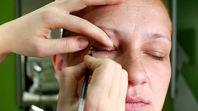 Рисуем стрелку на опущенном веке. #татуаж #татуаж_обучение смотреть онлайн