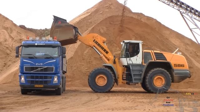 Liebherr L586 Wheelloader Loading Trucks