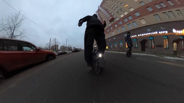 Встреча моноколёсников. МСМ 5 и Супикс. Возвращаясь с работы, встретил всадника на MCM 5 смотреть онлайн