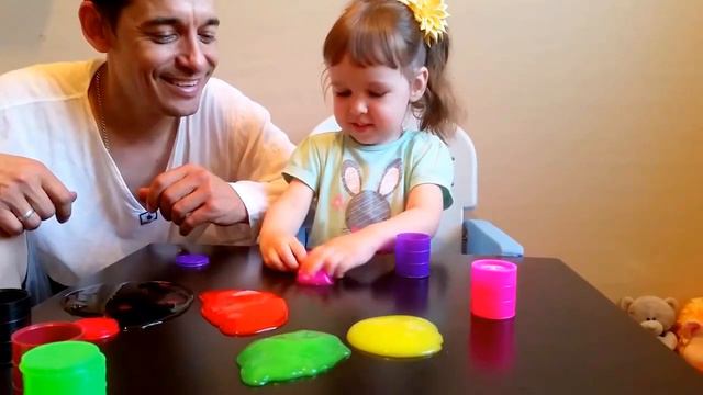 Алиса играет с лизунами Learn colors Спиннер Little baby Алиса играет с игрушками смотреть онлайн