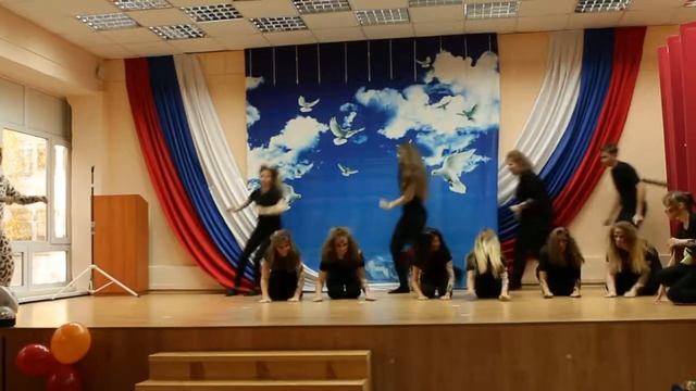 Танцуют все! Выступление 11 класса. смотреть онлайн